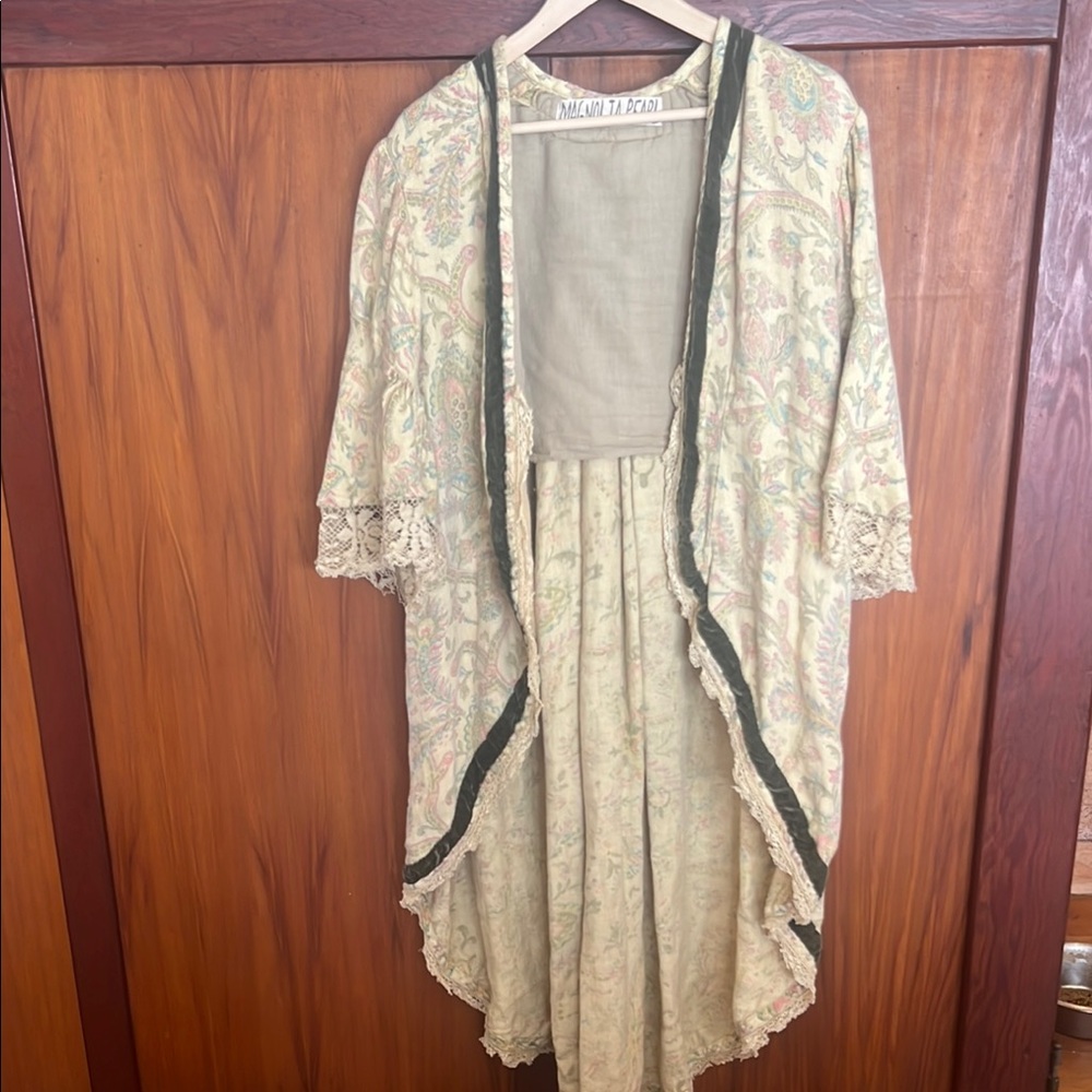 Magnolia Pearl Beige Floral Kimono